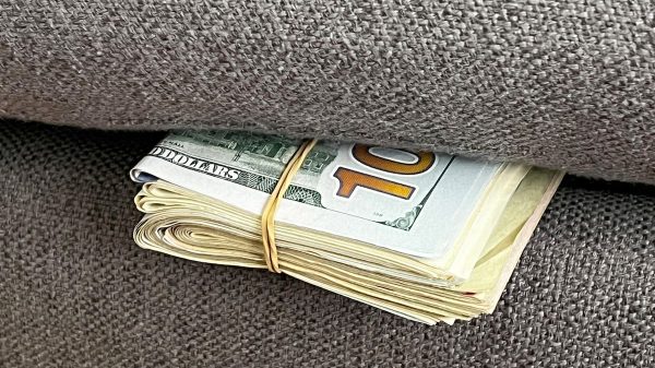 Economía promovió ante operadores la ley para que salgan dólares del colchón