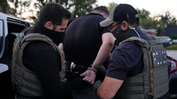 La táctica del “auto averiado”: el nuevo método del ICE para detener migrantes en EE.UU.