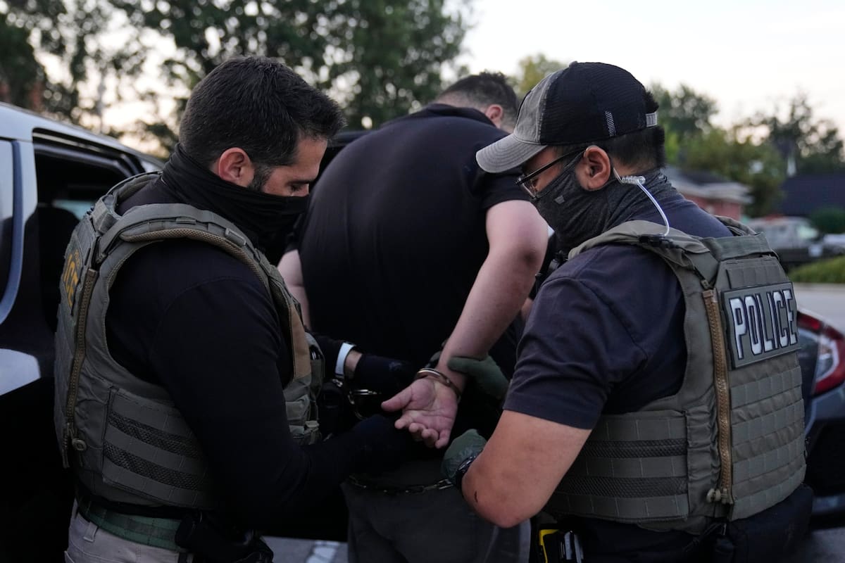 La táctica del “auto averiado”: el nuevo método del ICE para detener migrantes en EE.UU.
