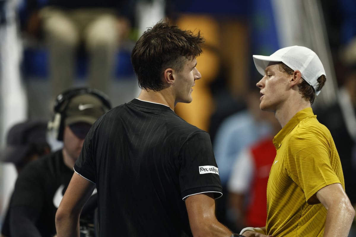 Jannik Sinner perdió con Jakub Mensik en los cuartos de final del ATP 500 de Doha