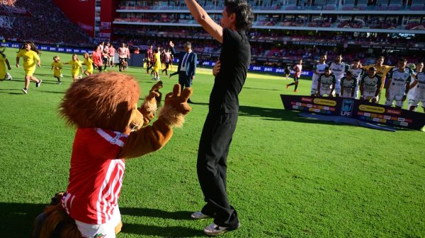 Estudiantes ovacionó a Eduardo Domínguez en su emotiva despedida: “Gracias Barba”