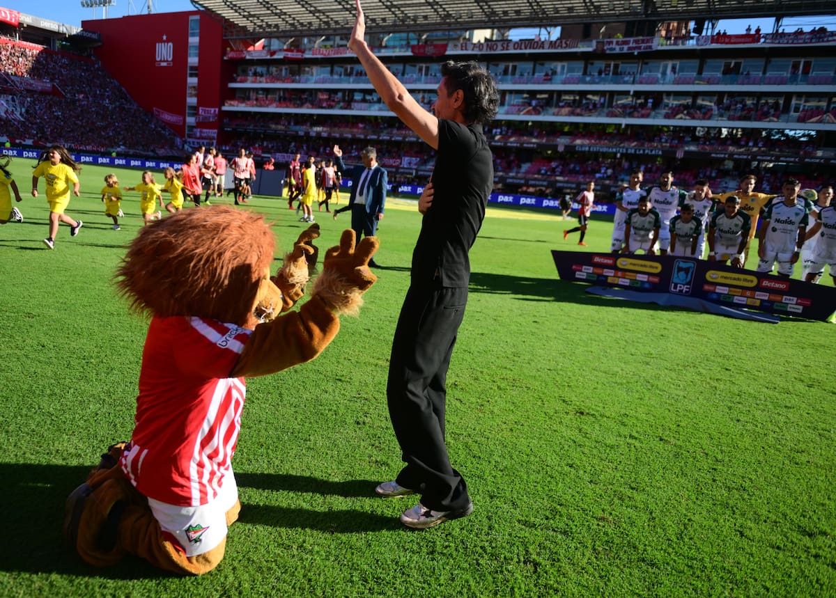 Estudiantes ovacionó a Eduardo Domínguez en su emotiva despedida: “Gracias Barba”