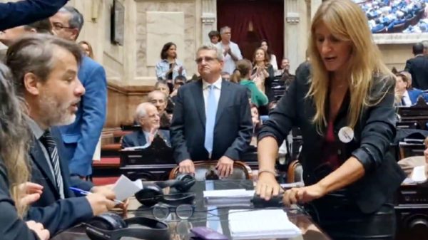 LLA pide la expulsión de Carignano y amenaza con denunciarla penalmente tras desenchufar micrófonos durante la sesión