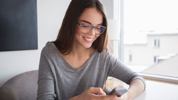 Los que mandan mensajes escritos en vez de audios comparten cuatro rasgos impactantes, según la psicología