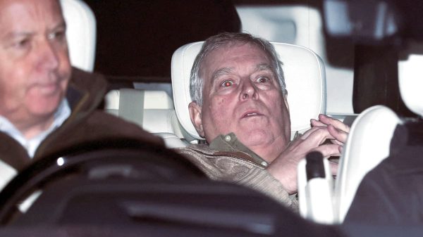 Activistas colgaron en el Louvre una foto del expríncipe Andrés tras su arresto