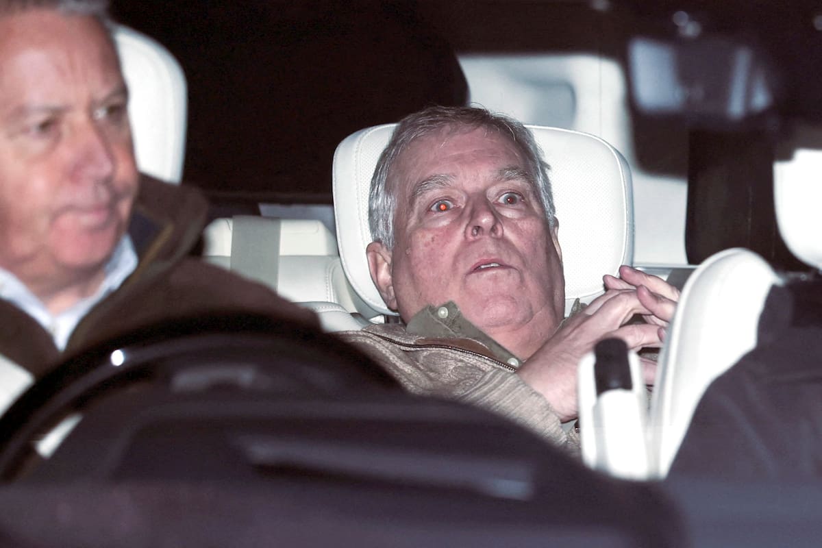 Activistas colgaron en el Louvre una foto del expríncipe Andrés tras su arresto