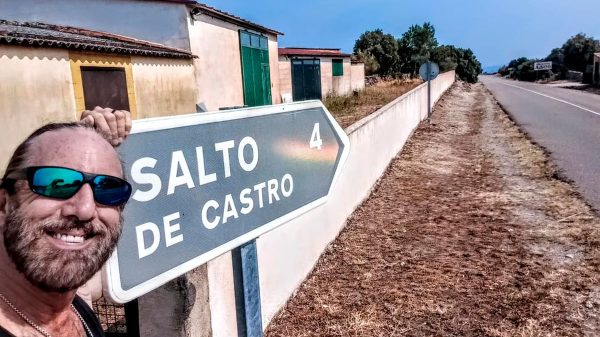 Es estadounidense y compró un pueblo entero en España por US$365.500