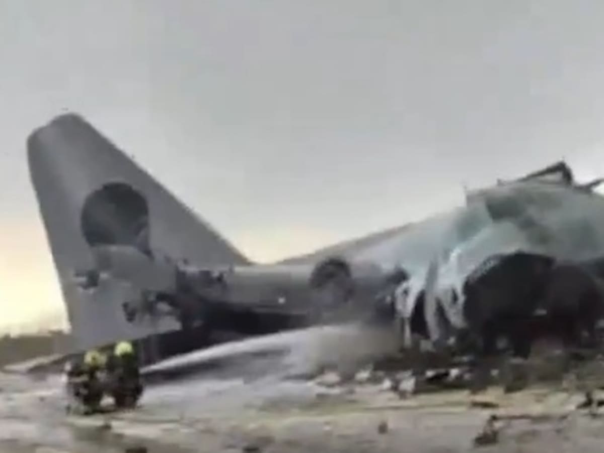 Se estrelló un avión de la fuerza área de Bolivia que transportaba dinero en una avenida y la gente intentó saquearlo