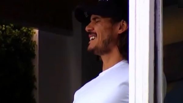 Edinson Cavani dejó una imagen preocupante en la Bombonera: el gesto de dolor en un palco