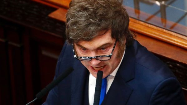 Un stand up institucional y amenazante que abre la campaña a la reelección