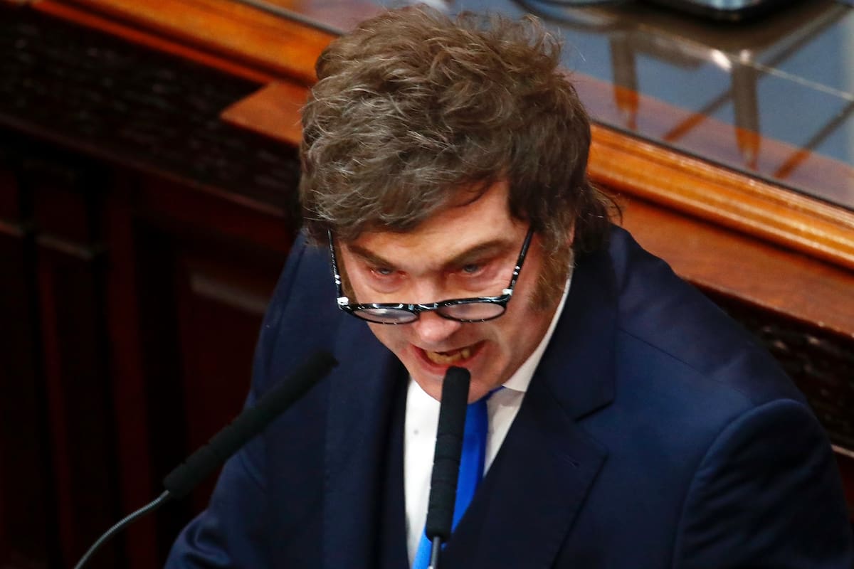 Un stand up institucional y amenazante que abre la campaña a la reelección