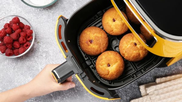 Diego Fernández, ingeniero químico: “Bicarbonato y agua caliente, las claves para limpiar la Airfryer”