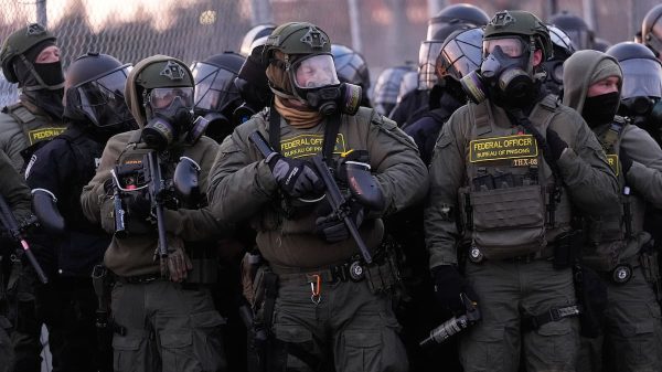 Perdió el ICE: jueza declara “probablemente ilegal” el plan de Kristi Noem para restringir la supervisión federal