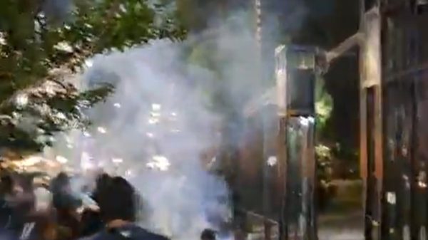 Incidentes frente a la Casa de Gobierno de Jujuy: un grupo de manifestantes prendió fuego cubiertas e intentó derribar una reja