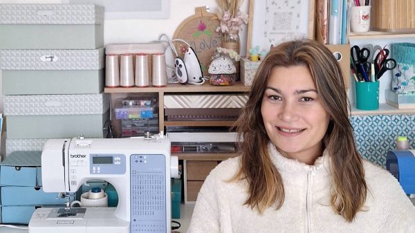 “Un hilo que no se corta”: dejó un buen empleo, atravesó duelos, formó su familia en París y encontró su destino entre costuras