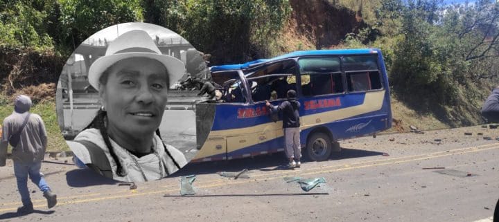 Grupo de personas reunidas en una plaza, algunos sosteniendo pancartas de protesta y otros con expresión de preocupación.
