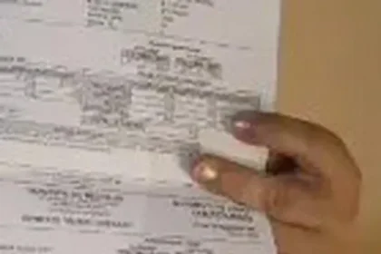 Una calle tranquila en Medellín, sin manifestantes ni pancartas, en contraste con otras regiones de Colombia.