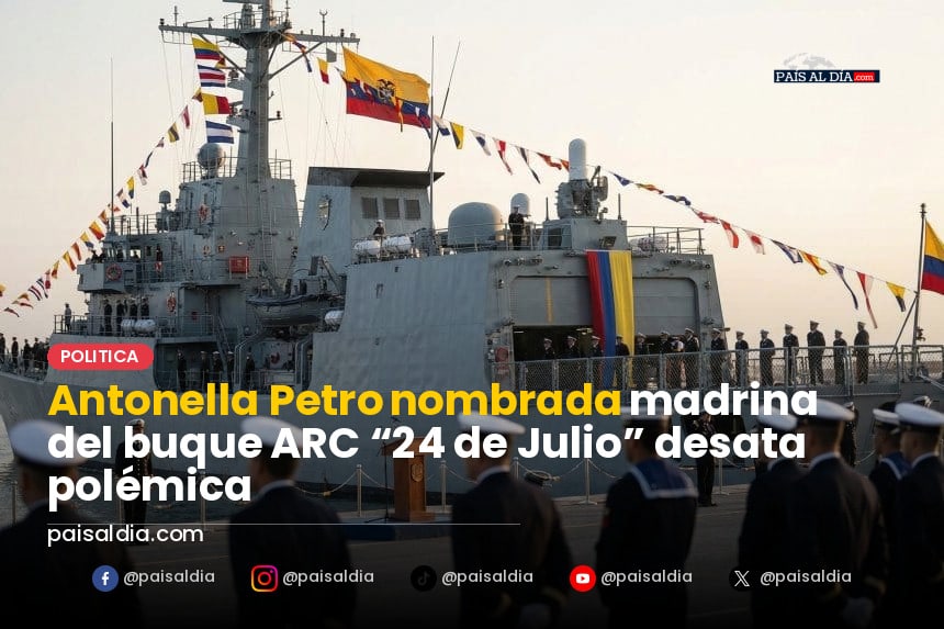Antonella Petro sonríe mientras sostiene una bandera en la ceremonia de nombramiento del buque en Cartagena.