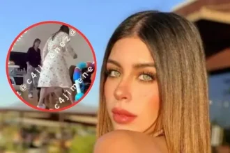 Carolina Flores Gómez sonríe en un evento, vestida con un elegante vestido de gala y rodeada de flores.