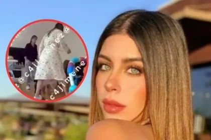 Carolina Flores Gómez sonríe en un evento, vestida con un elegante vestido de gala y rodeada de flores.