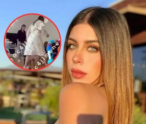 Carolina Flores Gómez sonríe en un evento, vestida con un elegante vestido de gala y rodeada de flores.