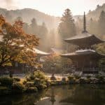 Colombianos en el aeropuerto, listos para abordar un vuelo internacional, con maletas y sonrisas.