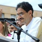 Un grupo de chefs locales presenta sus hamburguesas creativas en un evento al aire libre.