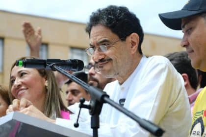 Un grupo de chefs locales presenta sus hamburguesas creativas en un evento al aire libre.