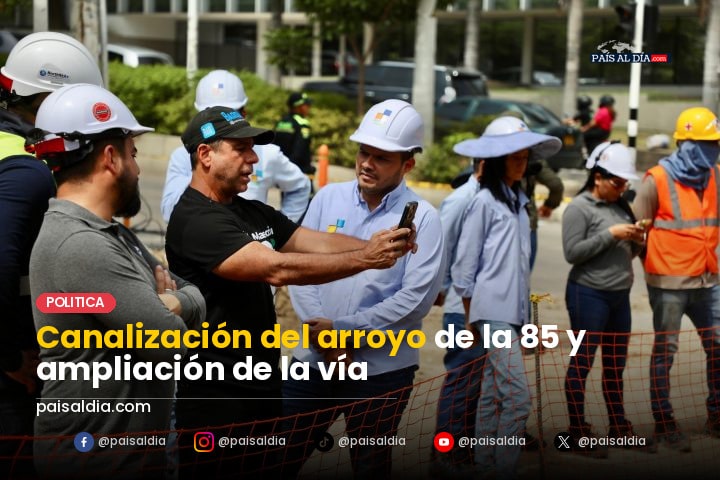Trabajadores realizan la canalización del arroyo junto a la nueva vía en Barranquilla.