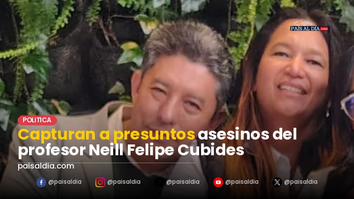 Cuatro hombres detenidos por la policía en una sala de interrogación, con expresiones serias y esposas en las manos.