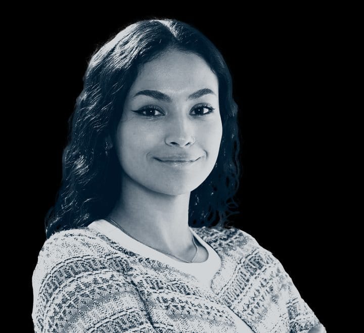 Braian Ferney Cruz es conducido por policías en Argentina, con esposas y rostro serio.