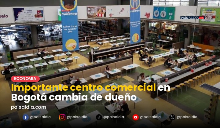 Centro comercial Plaza Central en Bogotá, con gente transitando por sus pasillos y tiendas abiertas.