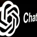 Pantallas de computadora con mensajes de error y usuarios frustrados.