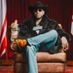 Ryan Castro en el escenario del Atanasio, luces brillantes y público animado.