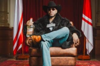 Ryan Castro en el escenario del Atanasio, luces brillantes y público animado.