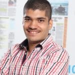 Un grupo de ciudadanos se reúne frente al Palacio de Justicia en Bogotá, sosteniendo pancartas de protesta.