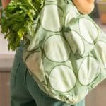 Interior de una farmacia Cruz Verde con estantes vacíos y personal atendiendo a clientes preocupados.