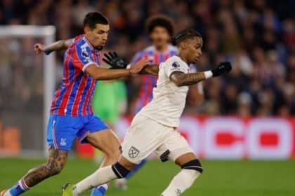 Daniel Muñoz en acción, defendiendo con intensidad durante el partido.