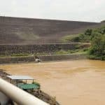 Un billete de dólar sobre un gráfico de fluctuaciones económicas en Colombia.