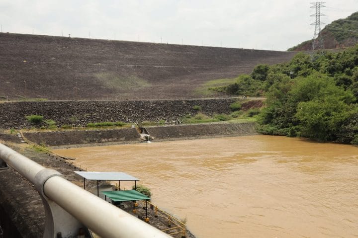 Un billete de dólar sobre un gráfico de fluctuaciones económicas en Colombia.