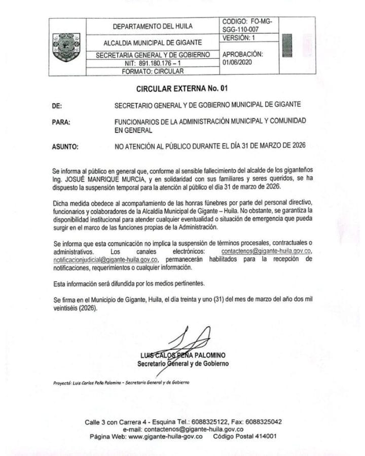 Una multitud en las calles de Gigante, con rostros de tristeza y velas encendidas en homenaje al alcalde fallecido.