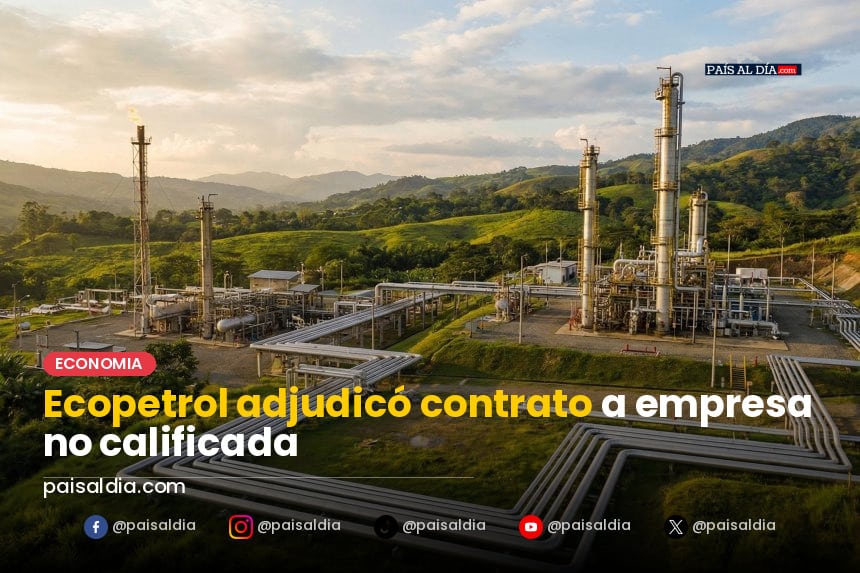 Un grupo de trabajadores de Ecopetrol revisa documentos en una sala de reuniones, con pantallas y gráficos en el fondo.