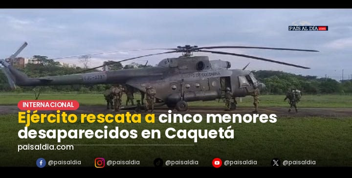 Cinco menores rescatados en la selva del Caquetá, rodeados por soldados del Ejército.