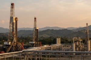 Un edificio de oficinas moderno en Bogotá con logos de petroleras visibles en la entrada.