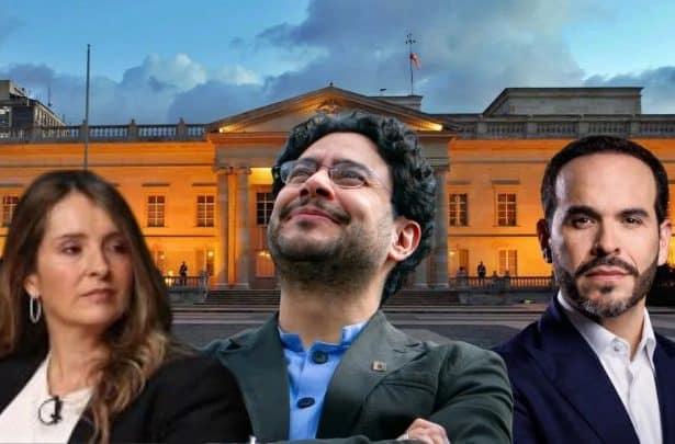 Un grupo de votantes en una plaza, muchos con pancartas que muestran sus preferencias políticas.