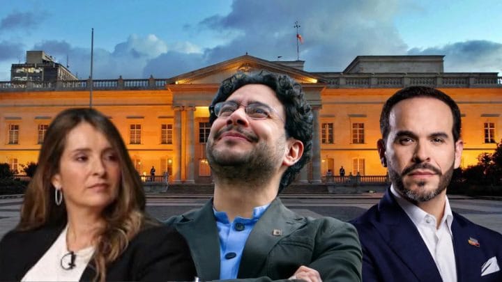 Un grupo de votantes en una plaza, muchos con pancartas que muestran sus preferencias políticas.