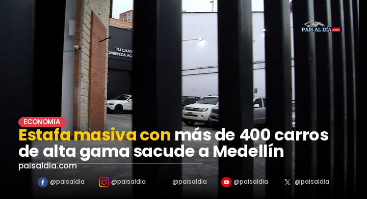 Fila de vehículos de lujo estacionados frente a la concesionaria cerrada, con carteles de aviso en las ventanas.