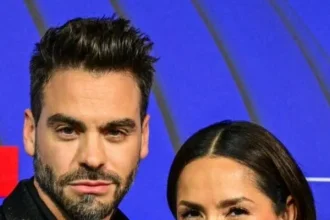 Frederick Oldenburg hablando en un estudio de grabación, con micrófono frente a él, mientras sonríe.