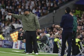 Vinícius Júnior en acción durante el partido, con una expresión de frustración tras una falta no sancionada.