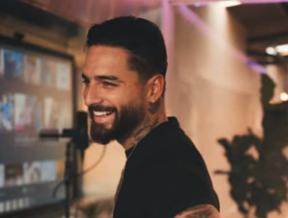 Akemi Nakamura en el set del reality, leyendo una carta con emoción.